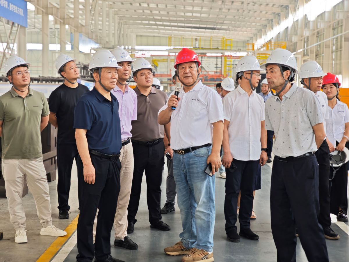 對標先進，共謀發(fā)展——新化縣企業(yè)家代表團赴婁星產(chǎn)業(yè)開發(fā)區(qū)考察學習